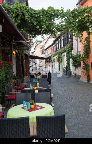 Genießen Sie eines der vielen Restaurants in der malerischen Stadt Rüdesheim, Deutschland am Rhein. Stockfoto