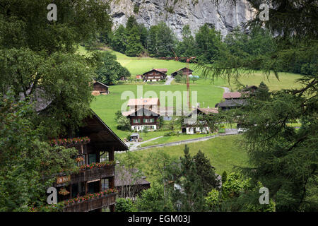 Häuser rund um die malerische Stadt Lauterbrunnen, Schweiz befindet sich in den Schweizer Alpen im Berner Oberland. Stockfoto