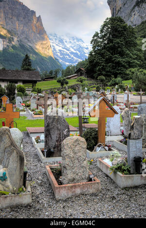 Einem gepflegten Friedhof außerhalb der malerischen Stadt Lauterbrunnen, befindet sich der Schweiz in den Schweizer Alpen im Berner Oberland Stockfoto