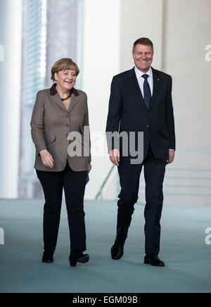 Berlin, Deutschland. 26. Februar 2015. Rumänischer Präsident Klaus Werner Johannis und Bundeskanzlerin Angela Merkel (l, CDU) zu einer Pressekonferenz in Berlin, Deutschland, 26. Februar 2015 kommen. Im Mittelpunkt der Diskussion standen die bilateralen Beziehungen und die Situation in der Ukraine und die Republik Moldau - beide sind Nachbarländer von Rumänien. Bildnachweis: Dpa picture Alliance/Alamy Live News Stockfoto