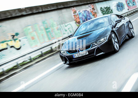 BMW i8 treibende Szene / Kfz-Kennzeichen geändert. Stockfoto