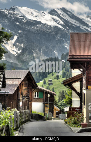 Ein Blick auf Häuser entlang einer schmalen Straße im Dorf Mürren, Swirzerland. Stockfoto