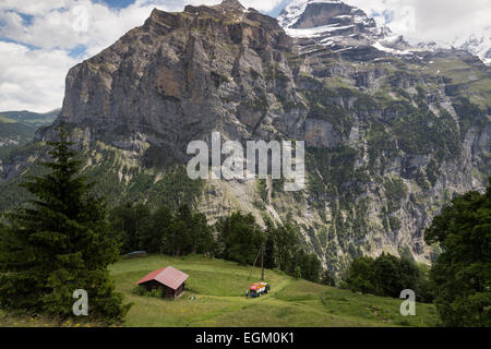 Einen malerischen Blick auf die Berge und die Scheune in den Bergdörfern in der Nähe von Mürren, Schweiz. Stockfoto