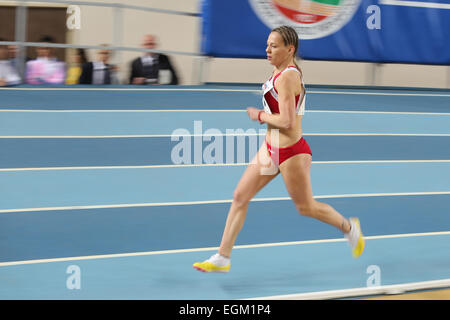 ISTANBUL, Türkei - 21. Februar 2015: Montenegrinische Athlet Sladjana Perunovic laufen während Balkan Leichtathletik-Hallenmeisterschaften Stockfoto