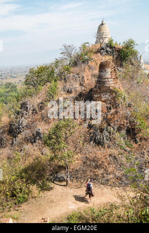 Touristen am goldenen Pagode Ruinen auf Hügel oberhalb Inthein Dorf am Ufer des Inle-See, Burma, Myanmar. Stockfoto