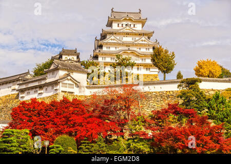 Burg Himeji, auch genannt White Heron Castle, im Herbst, Japan. Stockfoto