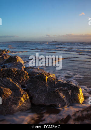 Liverpool, Merseyside, UK. 26. Februar 2015. UK Wetter. Sonnenuntergang und Flut Landschaften, Felsen, Meer, Sonnenuntergang, Wasser, nass, Nachmittag, Herbst, Herbst Seascape, Rückspülung, Strand, Farbe, Detail, dramatische, früh, Abend, Schaum, Glitzern, glitzernd, Landschaft, Surfen, Gezeiten, Waschen, Wellen an Crosby, Bootle, Sefton. Stockfoto