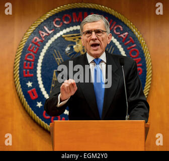 Washington, DC, USA. 26. Februar 2015. Federal Communications Commission Chairman TOM WHEELER macht eine Aussage bei der heutigen FCC über Netzneutralität abstimmen. Die FCC angenommen und setzen nachhaltige Verkehrsregeln, schützt freie Meinungsäußerung und Innovation im Internet. © Brian Cahn/ZUMA Draht/Alamy Live-Nachrichten Stockfoto