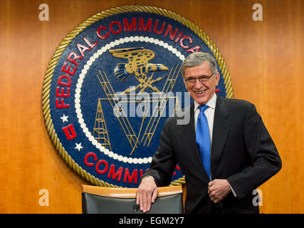 Washington, DC, USA. 26. Februar 2015. Federal Communications Commission Chairman TOM WHEELER kommt für heutige FCC über Netzneutralität abstimmen. Die FCC angenommen und setzen nachhaltige Verkehrsregeln, schützt freie Meinungsäußerung und Innovation im Internet. © Brian Cahn/ZUMA Draht/Alamy Live-Nachrichten Stockfoto