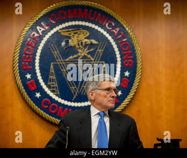 Feb.26, 2015 - Washington, D.C., USA - Federal Communications Commission Chairman TOM WHEELER macht eine Aussage bei der heutigen FCC über Netzneutralität abstimmen.  Die FCC angenommen und setzen nachhaltige Verkehrsregeln, schützt freie Meinungsäußerung und Innovation im Internet. (Kredit-Bild: © Brian Cahn/ZUMA Draht) Stockfoto