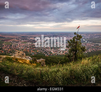 Schwere Wolken über der Stadt Nitra gesehen vom Hügel bei Sonnenuntergang Stockfoto