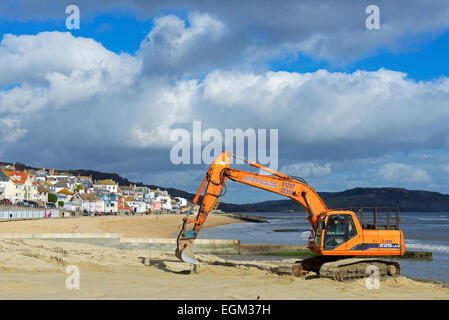 Nivellierung des Strands bei Lyme Regis mit einem JCB Bagger, Dorset, England UK Stockfoto