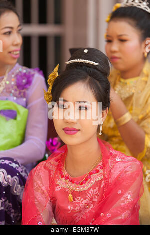 Schöne junge burmesische Frau an einer religiösen Zeremonie, Mandalay, Myanmar (Burma), Asien Stockfoto