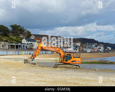 Nivellierung des Strands bei Lyme Regis mit einem JCB Bagger, Dorset, England UK Stockfoto