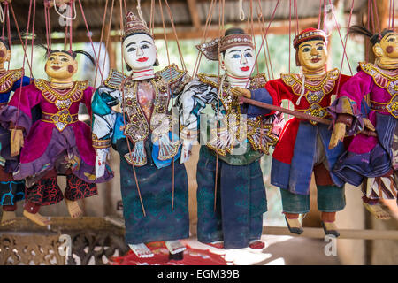 Puppen, lokale traditionelle Handwerkskunst zum Verkauf an Pagode Shwe Inn Thein im buddhistischen Tempel in Inthein Dorf, Inle-See, Burma, Myanmar Stockfoto