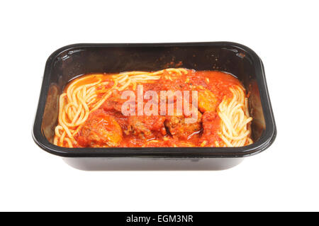 Frikadellen und Spaghetti in einem Kunststoff Karton isoliert gegen weiß Stockfoto