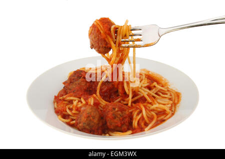 Frikadellen und Spaghetti auf einen Teller mit einer Gabel isoliert gegen weiß Stockfoto