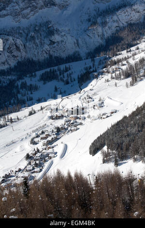 Das Dorf Colfsco im Tal unterhalb der Selle GruppeThe Alta Badia-Dolomiten-Italien Stockfoto