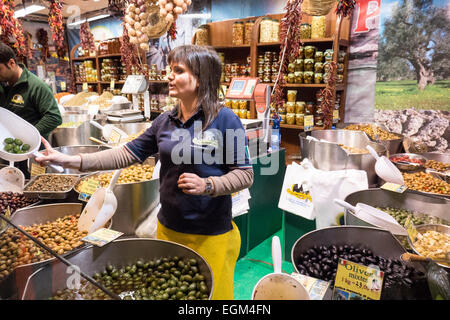 Italienische Delicatiessen in der Landwirtschaft und Raumfahrtausstellung im Jahr 2015. Mann und Frau, Dienst am Kunden. Stockfoto