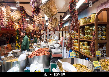 Italienische Delicatiessen in der Landwirtschaft und Raumfahrtausstellung im Jahr 2015. Mann und Frau, Dienst am Kunden. Stockfoto