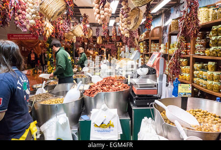 Italienische Delicatiessen in der Landwirtschaft und Raumfahrtausstellung im Jahr 2015. Mann und Frau, Dienst am Kunden. Stockfoto