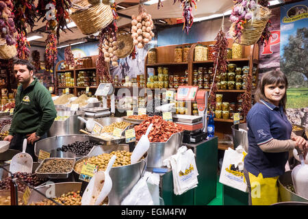 Italienische Delicatiessen in der Landwirtschaft und Raumfahrtausstellung im Jahr 2015. Mann und Frau, Dienst am Kunden. Stockfoto