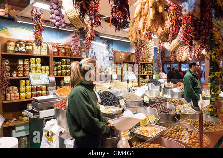 Italienische Delicatiessen in der Landwirtschaft und Raumfahrtausstellung im Jahr 2015. Mann und Frau, Dienst am Kunden. Stockfoto