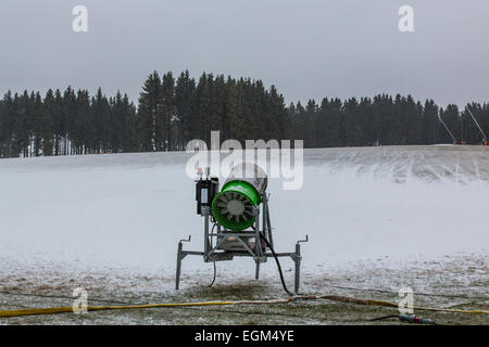 Schneefräse auf den Ski Pisten der Ruhrquelle Hügel in Winterberg, Sauerland Stockfoto