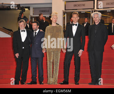 CANNES, Frankreich - 25. Mai 2013: John Hurt, Slimane Dazi, Tom Hiddleston, Jim Jarmusch & Tilda Swinton bei Gala premiere beim 66. Filmfestival von Cannes für ihren Film "Nur Liebhaber links lebendig". Stockfoto