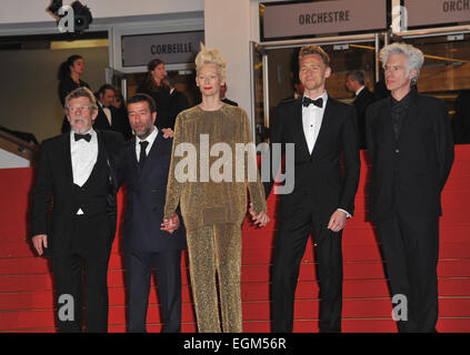 CANNES, Frankreich - 25. Mai 2013: John Hurt, Slimane Dazi, Tom Hiddleston, Jim Jarmusch & Tilda Swinton bei Gala premiere beim 66. Filmfestival von Cannes für ihren Film "Nur Liebhaber links lebendig". Stockfoto