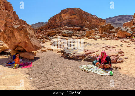 Beduinen Kinder verkaufen Souvenirs in Colored Canyon, Sinai, Ägypten. Coloured Canyon ist eine Felsformation und trockenes Flussbett auf dem Sinai Stockfoto