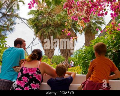 Familie im geodätischen Biom Kuppeln im Eden Project in der Nähe von St Austell Cornwall England UK entworfen von Nicholas Grimshaw 2001 Stockfoto