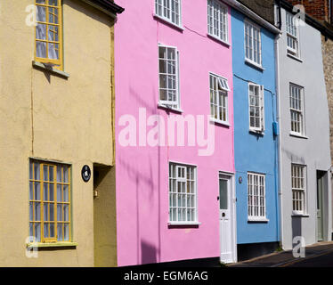 Außen bunt bemalte gelb rosa und blauen Reihenhäuser in einer Straße in Lyme Regis South West England UK Stockfoto