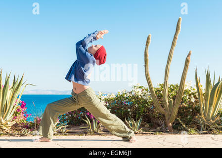 Frau tut Yoga Asana in Sea resort Stockfoto