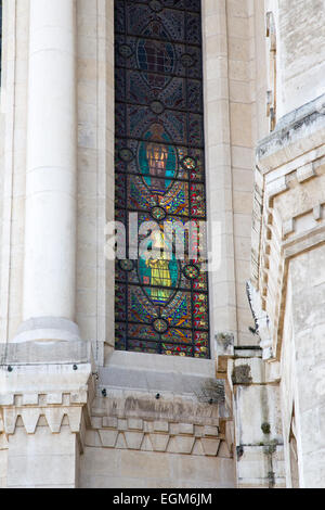 Jungfrau Maria mit einer Blumen in der Hand auf ein Glasfenster der Basilika von Notre-Dame Stockfoto