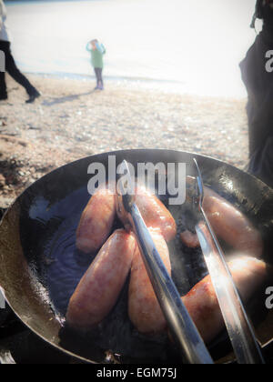 Am Seeufer Würstchen braten kochen Stockfoto