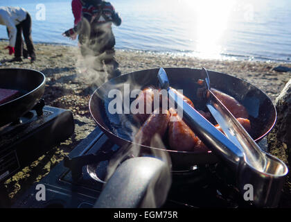 Am Seeufer Würstchen braten kochen Stockfoto