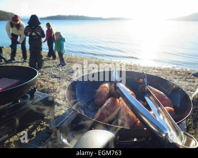 Am Seeufer Würstchen braten kochen Stockfoto