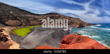 Charco de Los Clicos. Timanfaya-Nationalpark auf der Insel Lanzarote. Strand in den Vulkankrater. Bunte Lava-Palette. Stockfoto