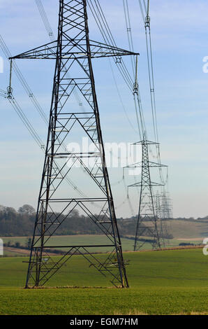 Stromkabel zwischen Masten über die englische Landschaft Stockfoto