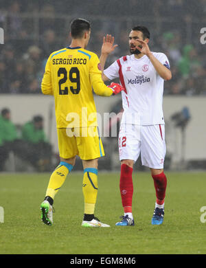 Mönchengladbach, Deutschland, 26. Februar 2015, UEFA Europa LeagueRound 32, Borussia Moenchengladbach vs Sevilla FC: Torhüter Sergio Rico und Vicente Iborra (Sevilla) feiern. Bildnachweis: Jürgen Schwarz/Alamy Live-Nachrichten Stockfoto