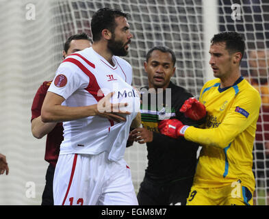 Mönchengladbach, Deutschland, 26. Februar 2015, UEFA Europa LeagueRound 32, Borussia Moenchengladbach vs Sevilla FC: Vicente Iborra (Sevilla, L) blendet den Ball unter seinem Hemd neben Raffael (Mönchengladbach, C) und Torhüter Sergio Rico (Sevilla). Bildnachweis: Jürgen Schwarz/Alamy Live-Nachrichten Stockfoto