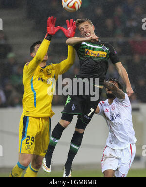 Mönchengladbach, Deutschland, 26. Februar 2015, UEFA Europa LeagueRound 32, Borussia Moenchengladbach vs Sevilla FC: Patrick Herrmann (Mönchengladbach, C) springt für (Atletico Madrid) Header neben Torhüter Sergio Rico (Sevilla) und Benoit Tremoulinas. Bildnachweis: Jürgen Schwarz/Alamy Live-Nachrichten Stockfoto