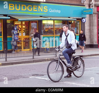 Junger Mann auf einem aufrechten Fahrrad wartet auf die Ampel zu ändern. 25. Februar 2015 Stockfoto