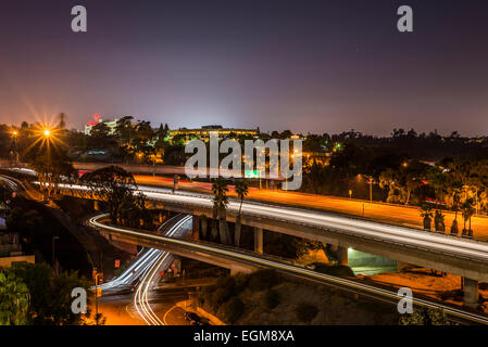 Ansicht der Autolichter auf der Interstate 5 in Richtung Norden in der Nacht. San Diego, California, Vereinigte Staaten von Amerika.