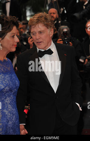 CANNES, Frankreich - 22. Mai 2013: Robert Redford & Frau Sibylle Szaggars am Gala-Premiere für seinen Film "Alle ist verloren" auf dem 66. Festival de Cannes. Stockfoto
