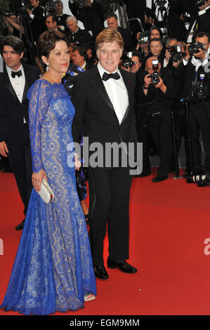 CANNES, Frankreich - 22. Mai 2013: Robert Redford & Frau Sibylle Szaggars am Gala-Premiere für seinen Film "Alle ist verloren" auf dem 66. Festival de Cannes. Stockfoto