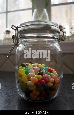 Ein Glas, gefüllt mit assorted jellybeans Stockfoto
