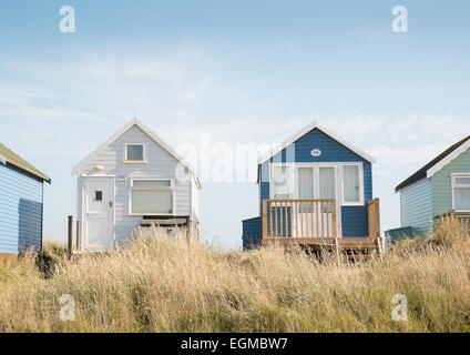 bunten Strandhäuschen auf Mudeford Sandbank, einer der teuersten Orte auf Eigentum in England Stockfoto
