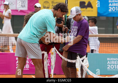 Buenos Aires, Argentinien. 26. Februar 2015. Spanischer Tennisspieler Rafael Nadal (L) unterzeichnet ein Autogramm auf das Trikot von einem Kind während einer Tennis-Klinik in Buenos Aires, Argentinien 26. Februar 2015. Bildnachweis: Martin Zabala/Xinhua/Alamy Live-Nachrichten Stockfoto